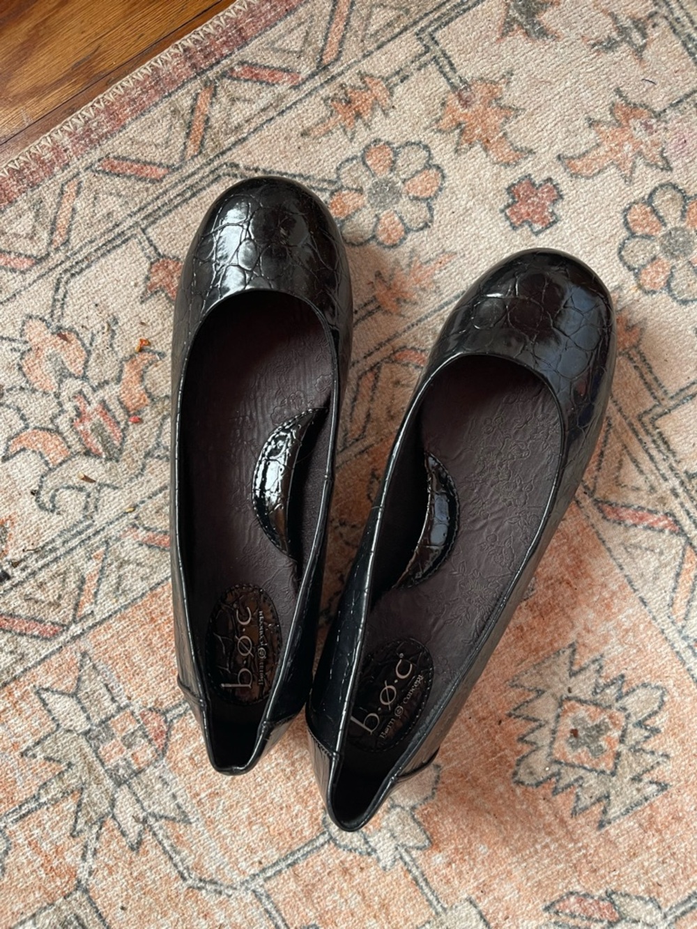b.o.c. Women’s Black Croc-Embossed Ballet Flats